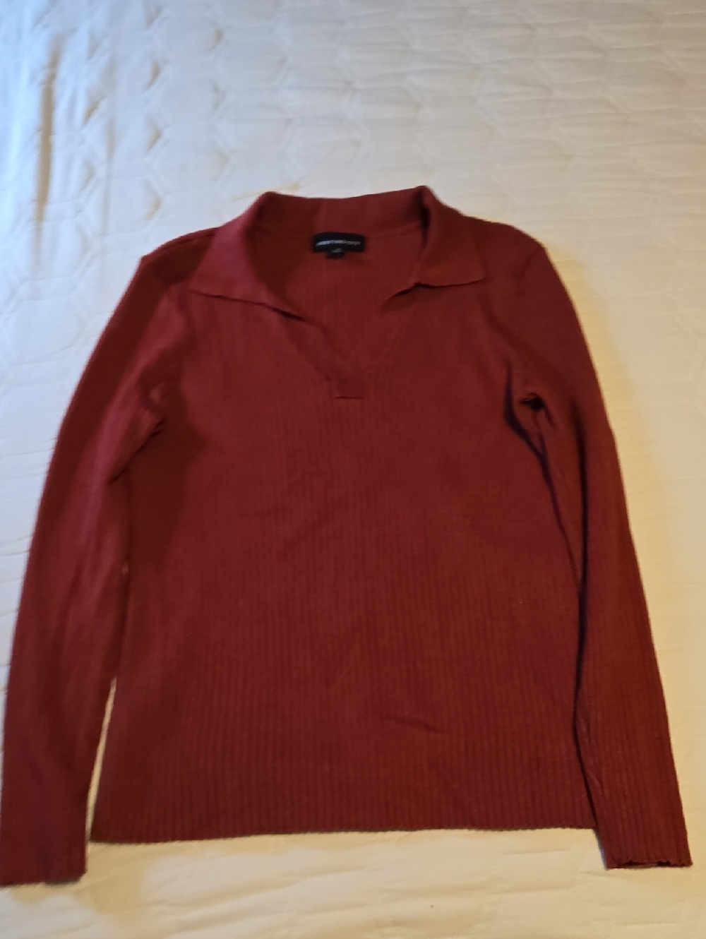 Collared V‑Neck Ribbed Sweater in Rust